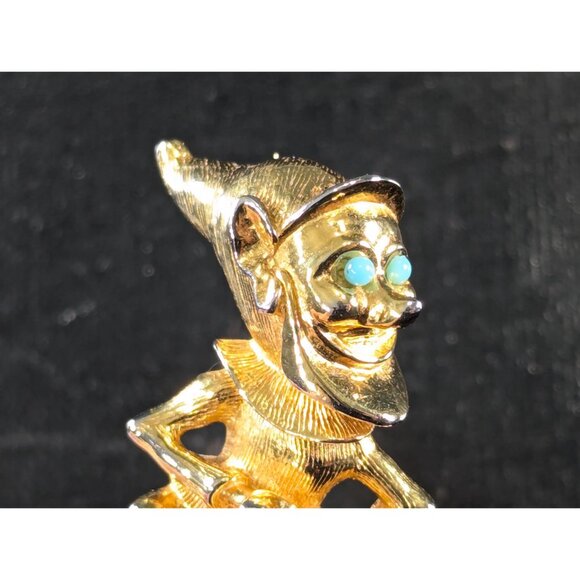 Marcel Boucher Gnome or Leprechaun Brooch, Gold tone Gold Elf Pin holding pearl - Picture 8 of 12